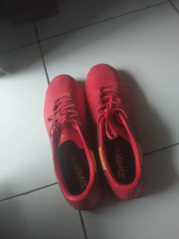 Sepatu futsal merk specs