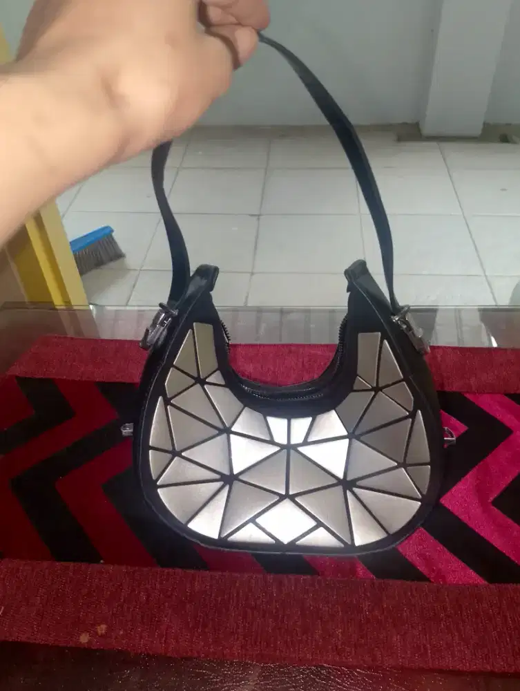 Tas wanita hitam silver