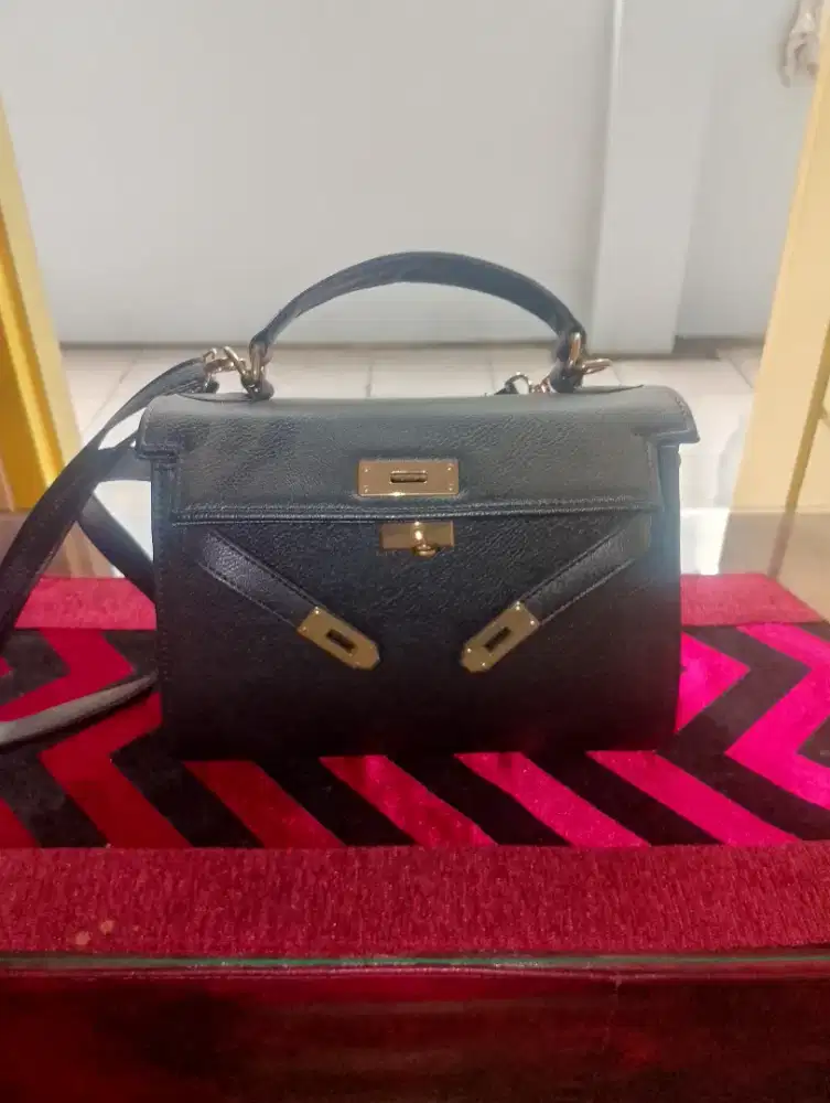 Tas hitam awet dengan penutup