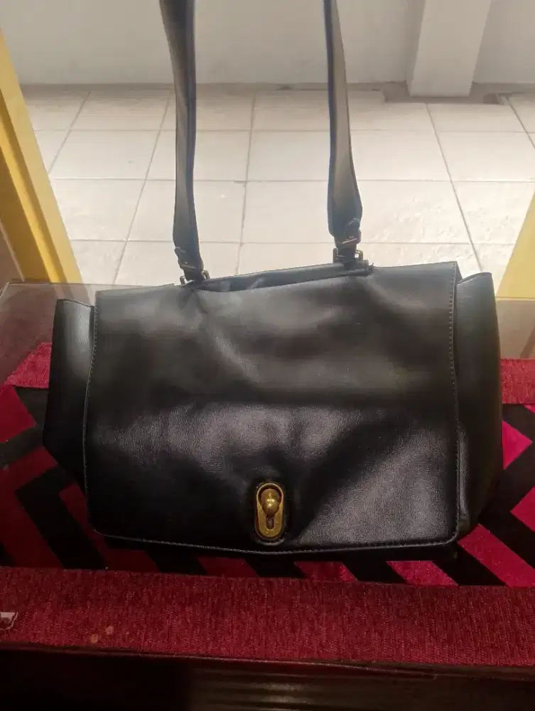 Tas hitam kulit lembut