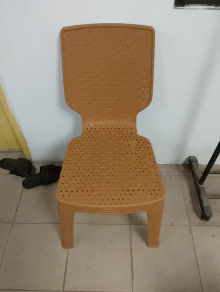 Kursi plastik tebal dan awet