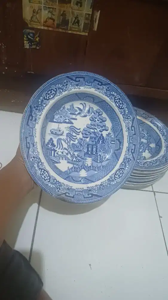 Piring eropa biru putih .
