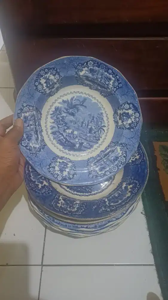 Piring eropa biru putih