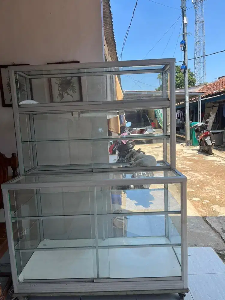 Di jual etalase