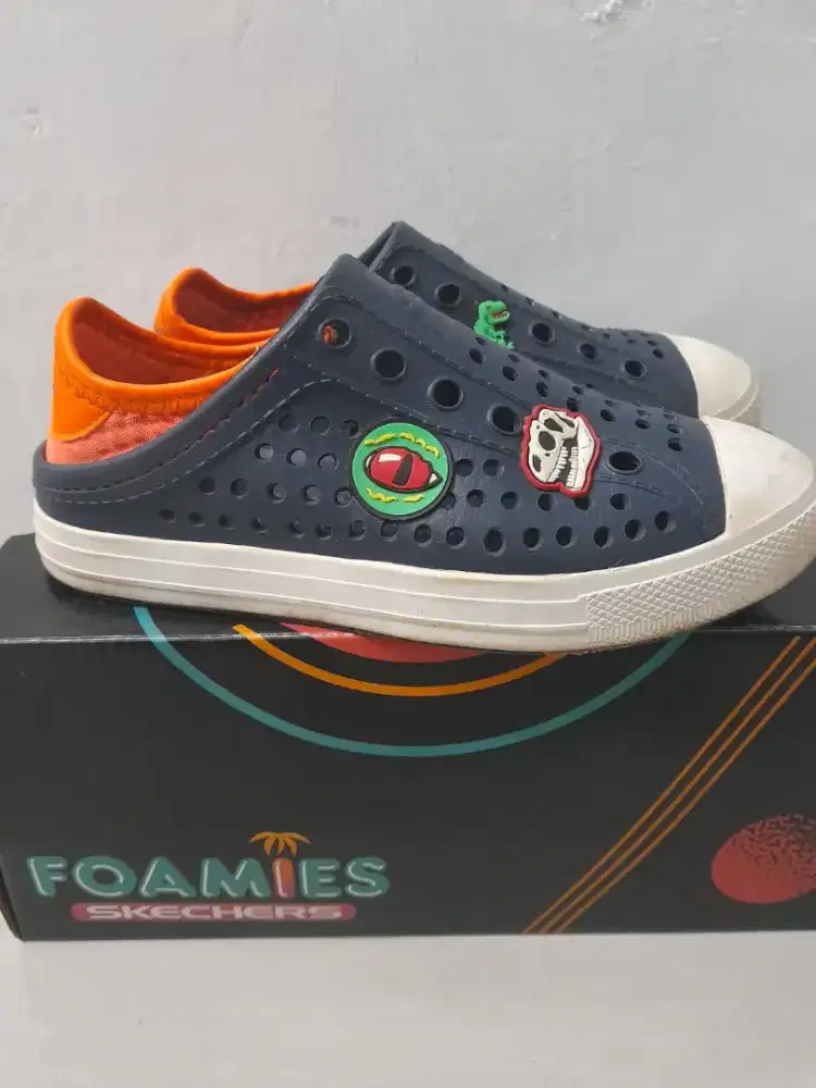 Sepatu asli skecher foamees bekas