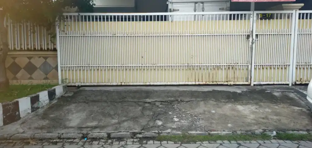 Dijual cepat rumah cocok  untuk kos kos an lokasi strategis lantai 2