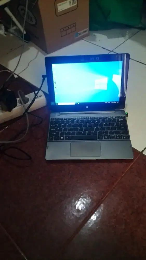 Dijual notebook Acer switch one layar bisa dilepas pasang