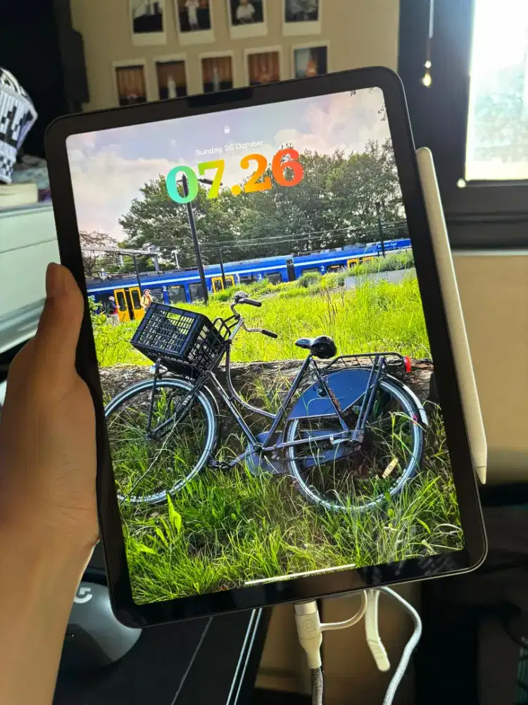 Apple Ipad Air Gen 5 M1 64gb wifi only Bonus apple pencil