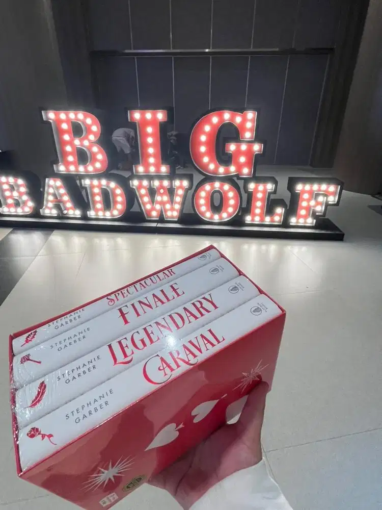 Caraval book set english holiday edition