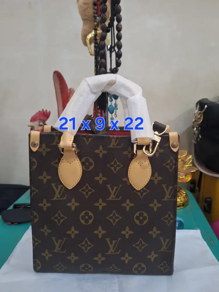 Tas branded 
Loulou uk 21 x 9 x 22 
Limited edition 
Barang terawat pe