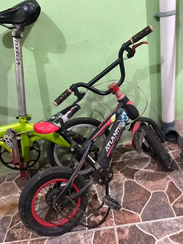 Sepeda anak merah hitam