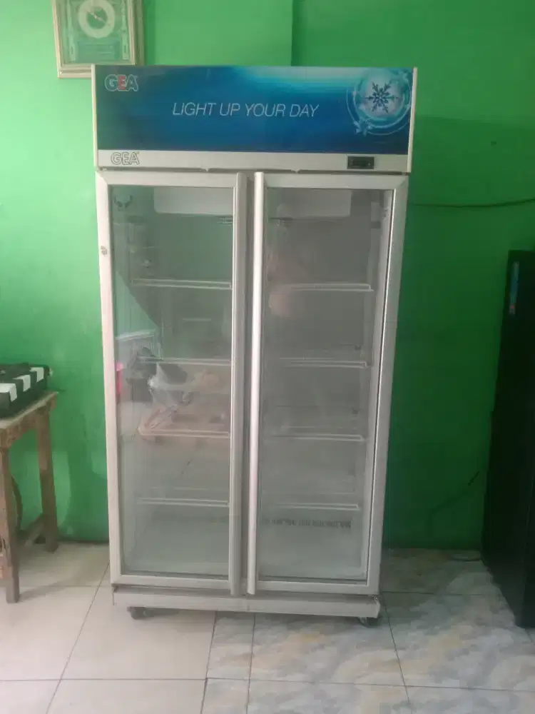 Jual showcase 2 pintu merk Gea belum pernah servis/ori