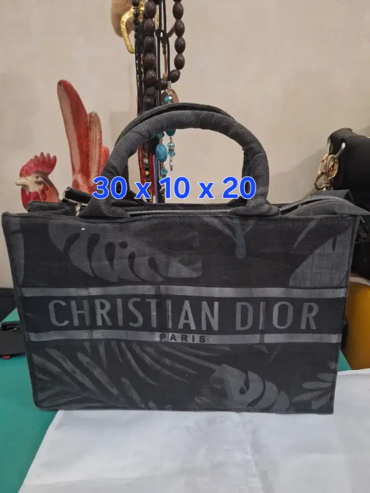 Tas branded 
Dior uk 30 x 10 x 20 
Limited edition 
Barang terawat
Pem