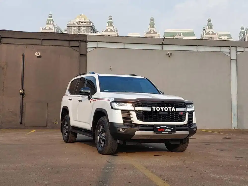 Toyota Land Cruiser 300 LC300 GR-Sport 2024 White on Black