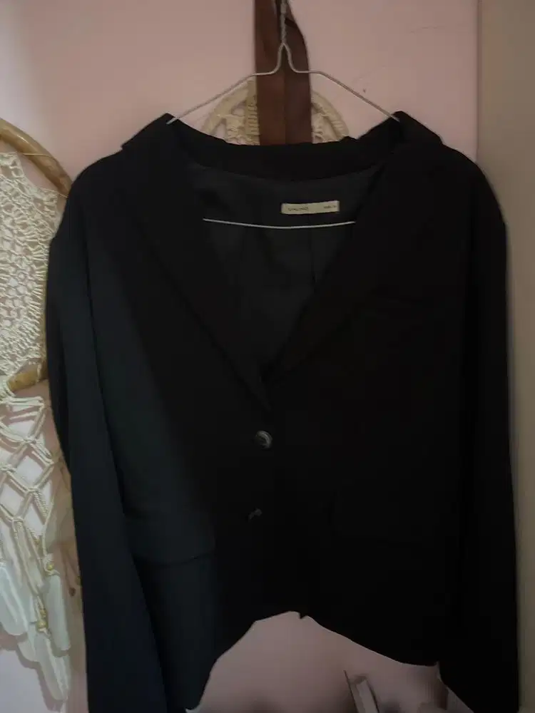 Blazer hitam wanita