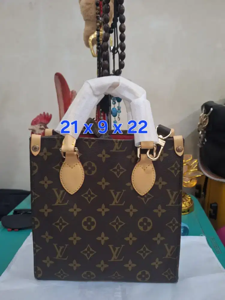 Tas branded 
Loulou uk 21 x 9 x 22 
Limited edition 
Barang terawat