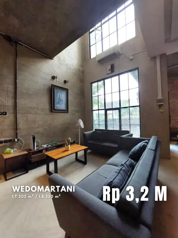 Rumah Modern Industrial dengan Rooftop di Wedomartani