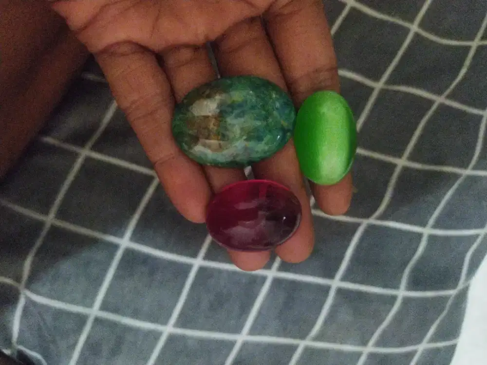 Di juwl borng gn batu pnca wrna mrah siyan dn ketay