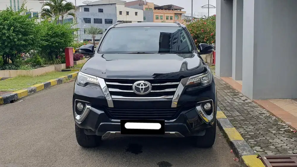 Toyota fortuner vrz 4x4 diesel matic 2019 hitam