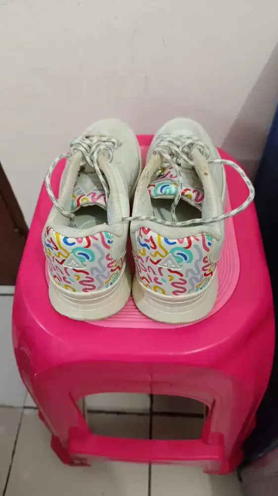 Sepatu sneakers warna putih