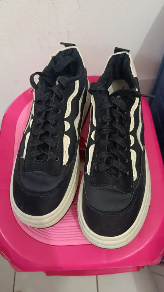 Sepatu sneakers warna hitam