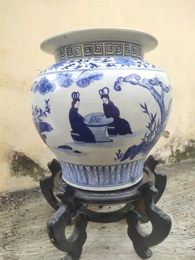 Guci biru putih kuno