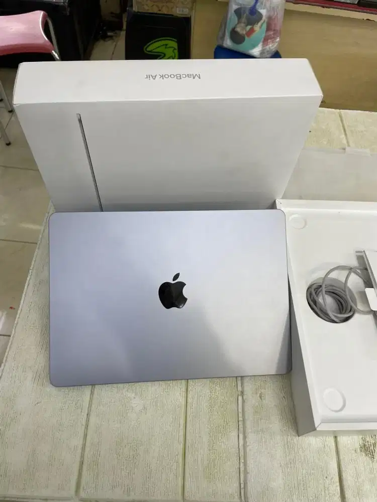 Macbook Air M2 2022 13 ram 16gb/1tb fulset original bekas inter