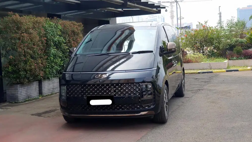 Hyundai staria signature 7 seater 2022 diesel hitam