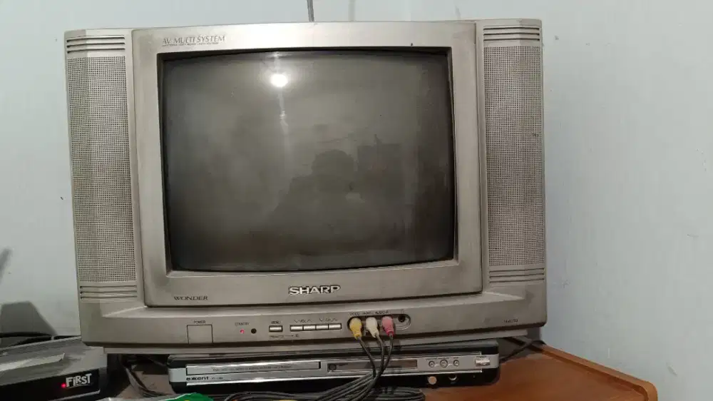 Tv merk sharp lengkap dengan remote
