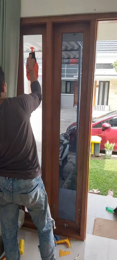 Jasa pasang sticker kaca film gedung rumah home service berkualitas