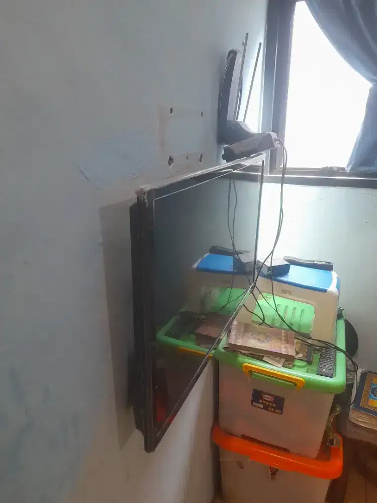 jual TV bekas Polytron 32inc bisa nego tipis