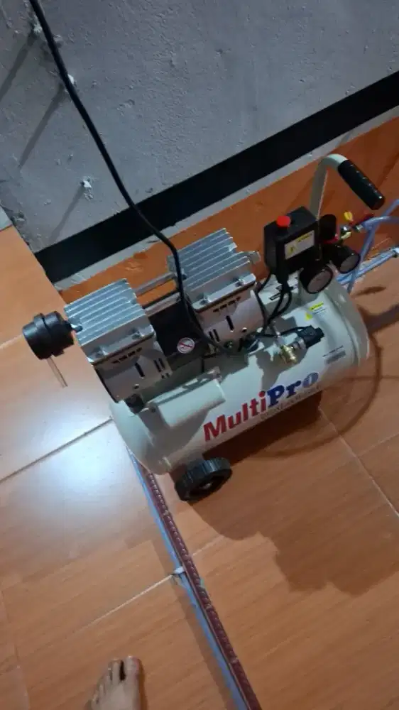 Compressor oilles silent