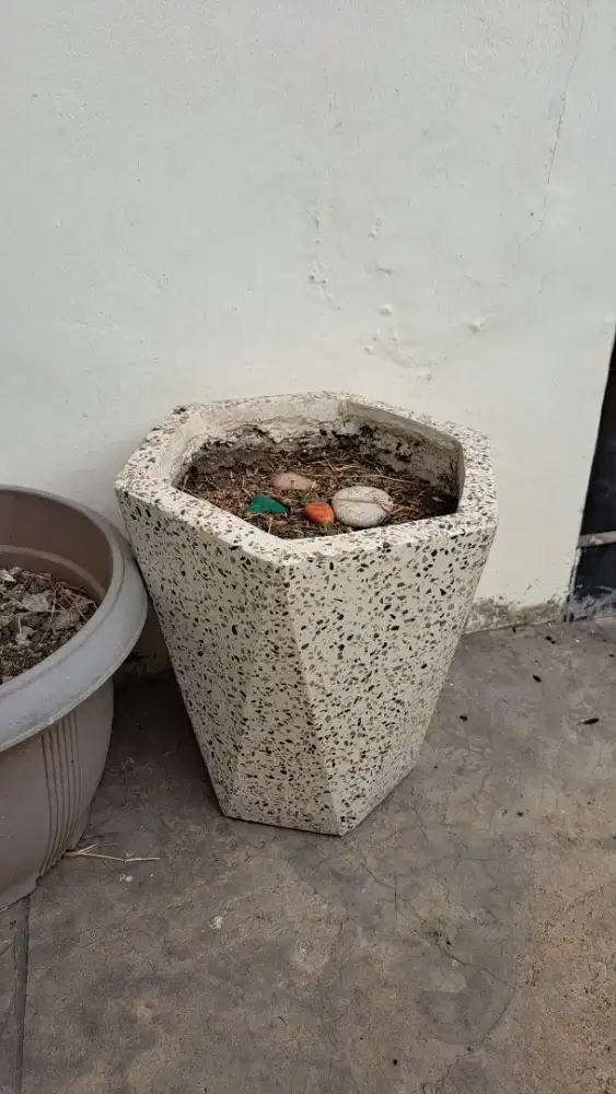 pot bunga kondisi bagus dijual