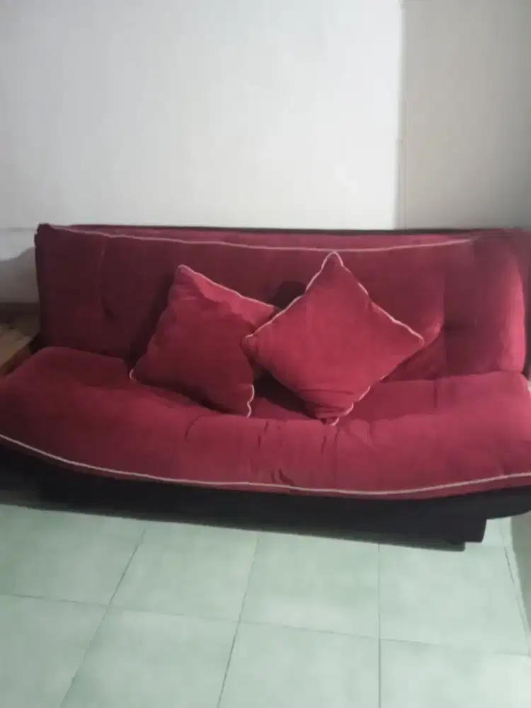Sofa merah empuk seperti baru bisa di buat tempat tidur santai