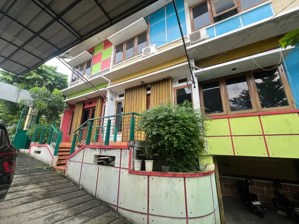 Dijual Cepat Wisma 3 Lantai Bonus 2 Rumah Strategis Dekat Tol Cipayung, Jakarta Timur