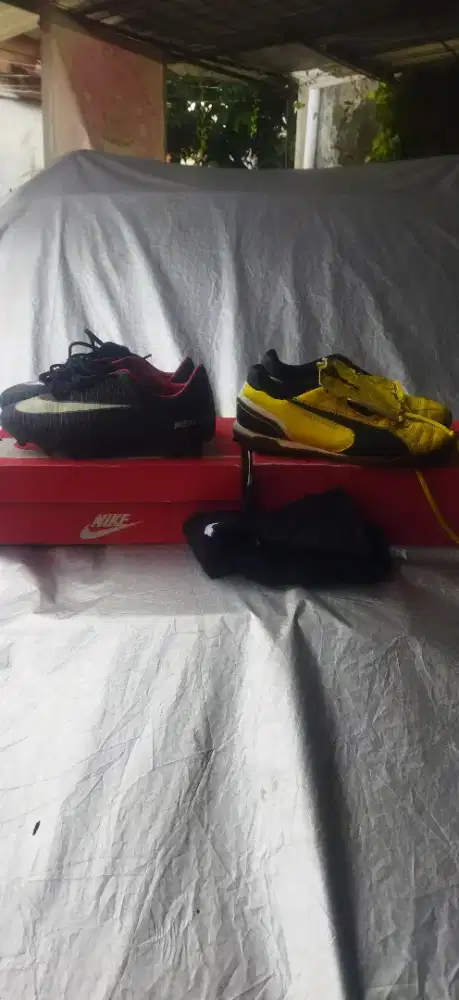 Dijual cepat dua sepatu bola dan futsal size 40