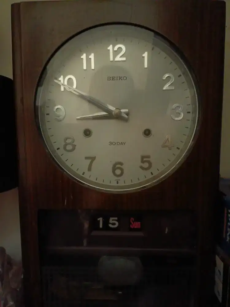 Jam dinding kayu bandul Seiko