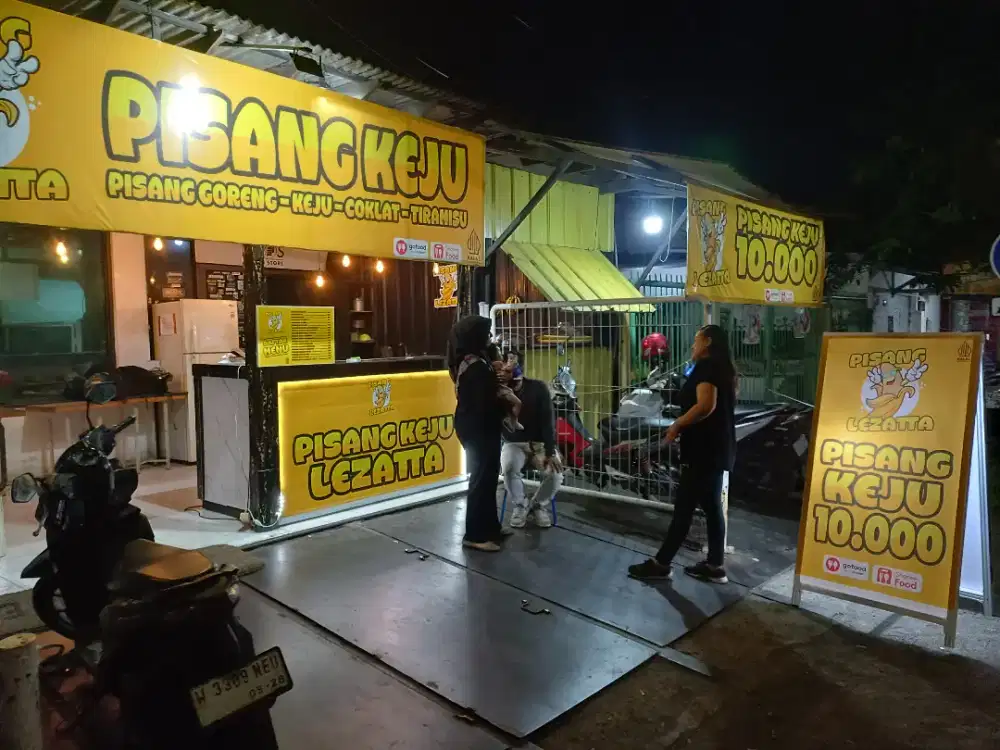 Pegawai outlet Pisang Goreng