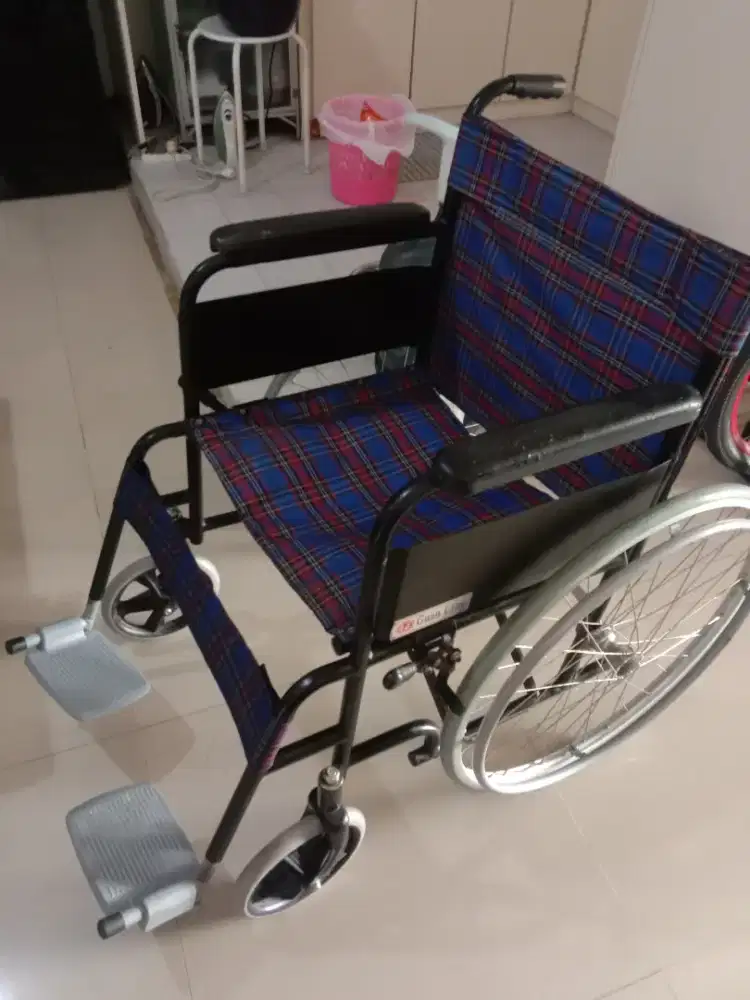 Kursi roda seperti baru