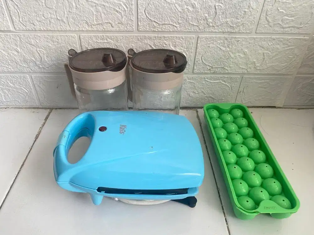 Gelas minyak, panggangan roti merk Kris, tempat es batu