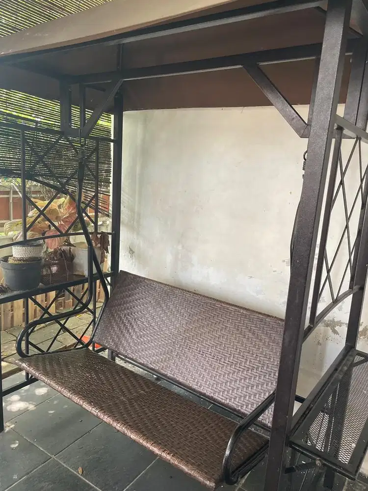 Ayunan besi dengan Jok dari rajutan sintetis