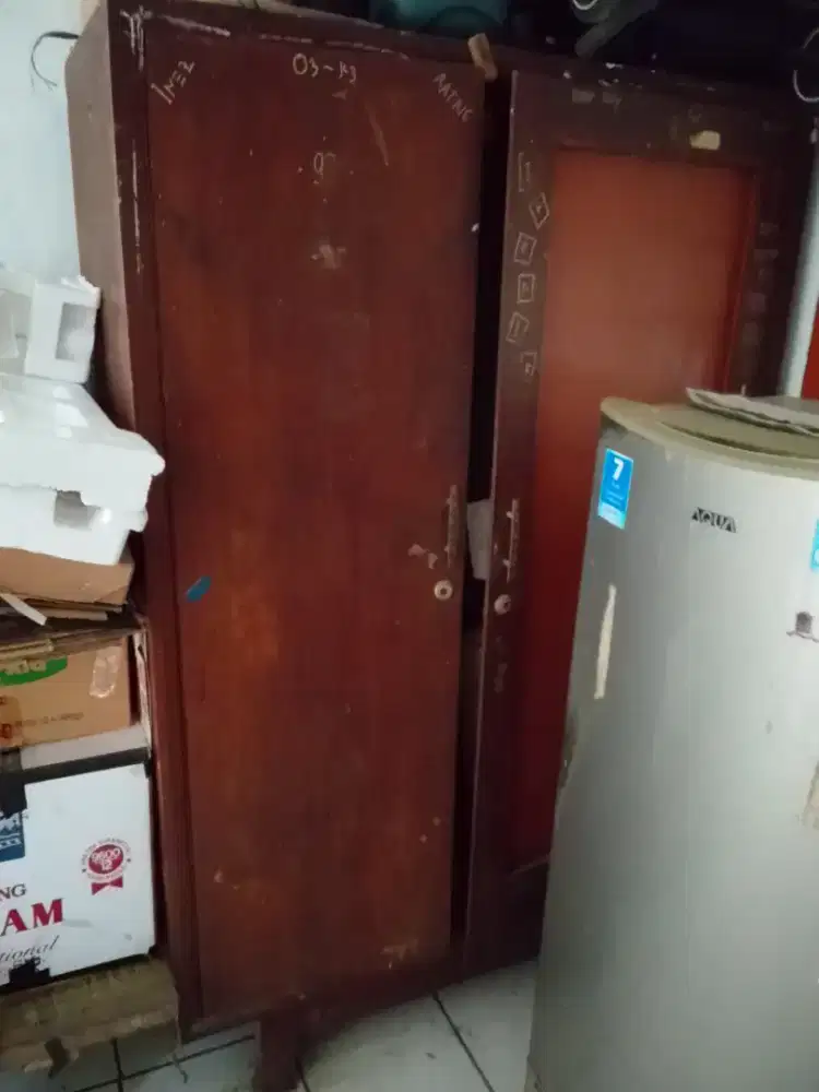 2 lemari baju bekas