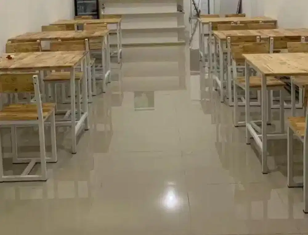 Set meja makan dengan 4 kursi