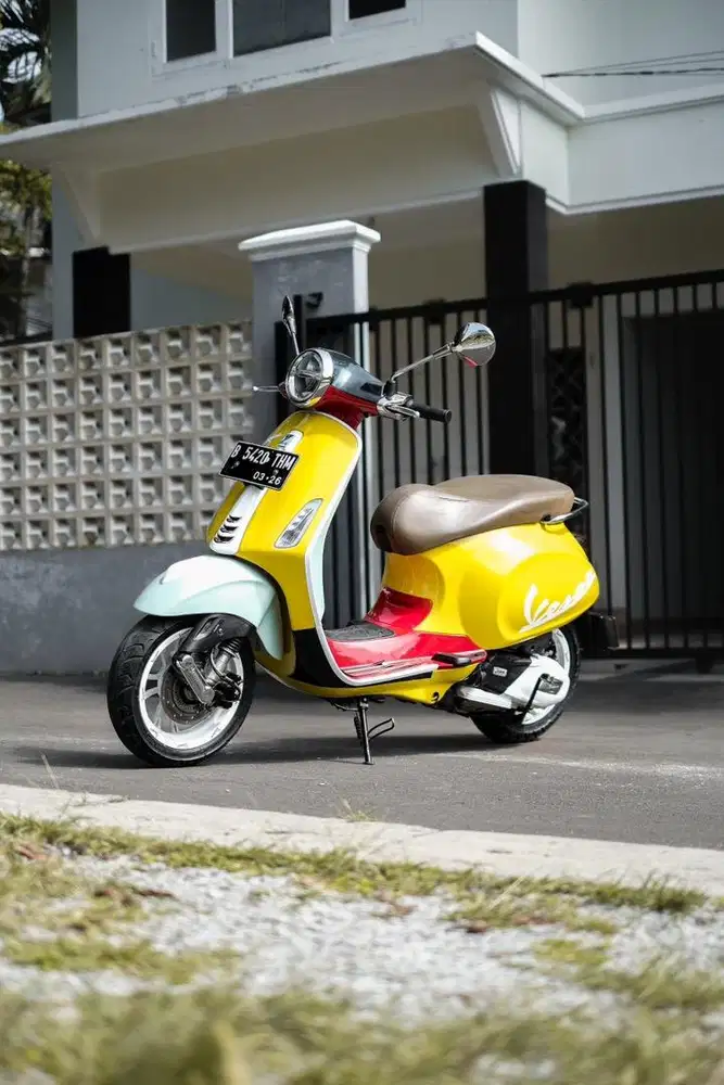 VESPA PRIMAVERA 150 IGET FACELIFT 2021 LOOKS LIKE SEAN WOTHERSPOON
