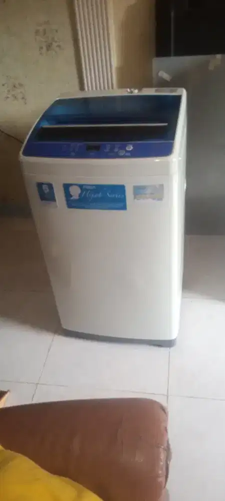 Mesin cuci top loading Aqua aqw-77D-H