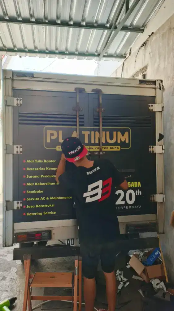 Sticker vinyl branding mobil stiker oneway kaca belakang unt promosi