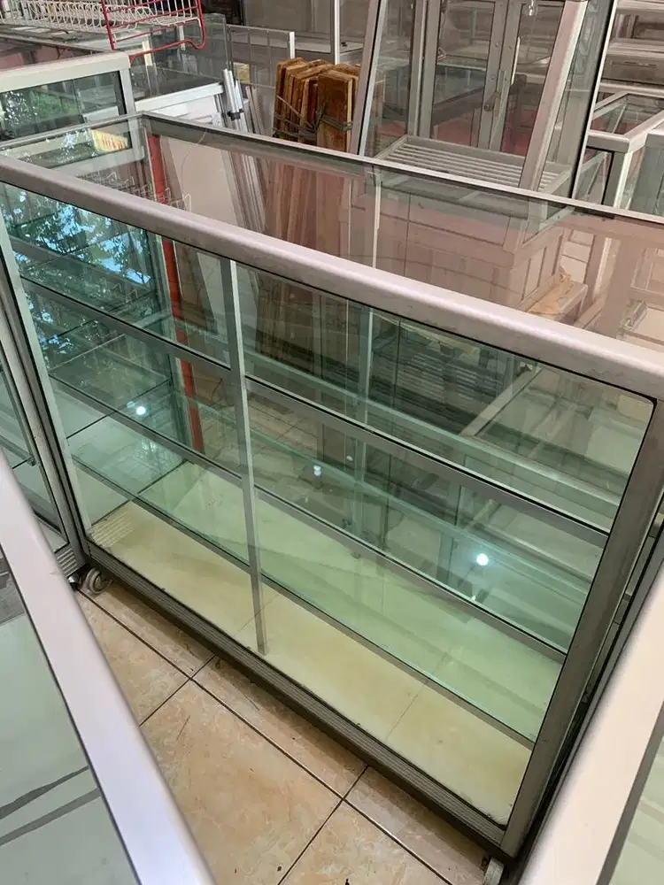 Etalase kaca 120cm bekas