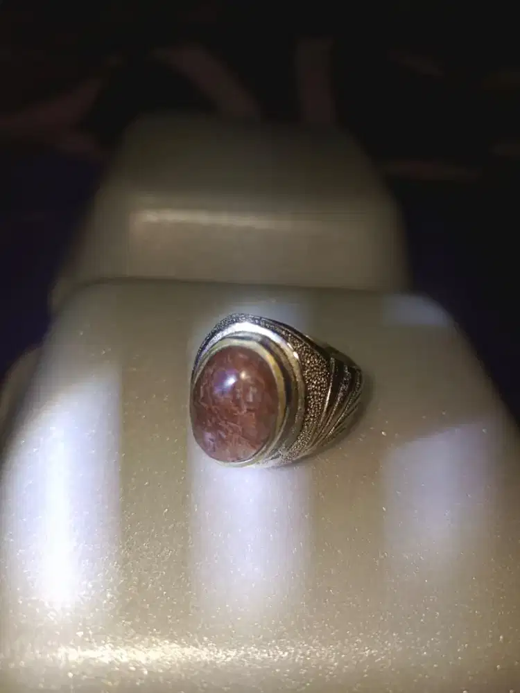 Batu kecubung serat emas