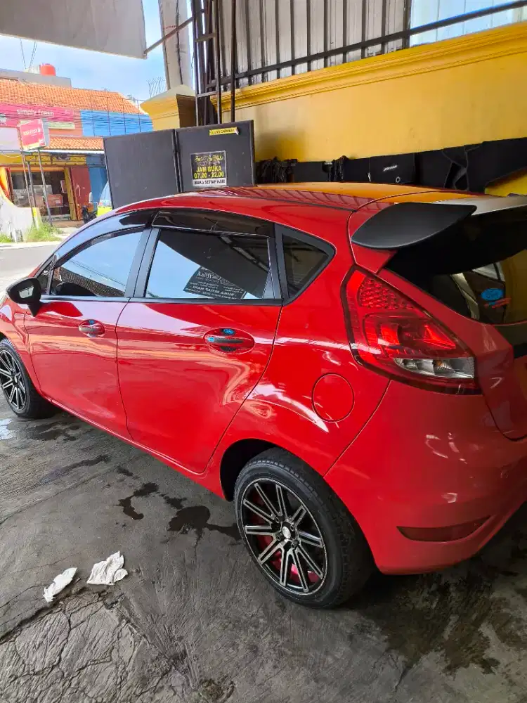 Ford Fiesta AT - Merah 2011