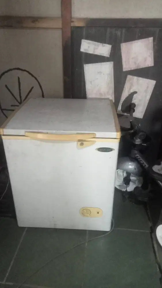Freezer ukuran 100 kondisi normal pemakaian sudah 4tahun